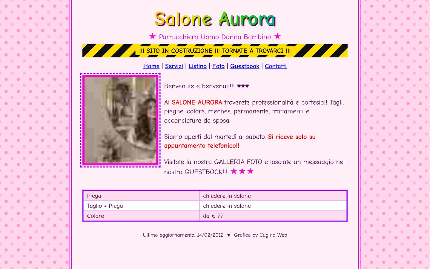 Il vecchio sito di un parrucchiere: sfondo rosa a pois, scritta arcobaleno e cartello 